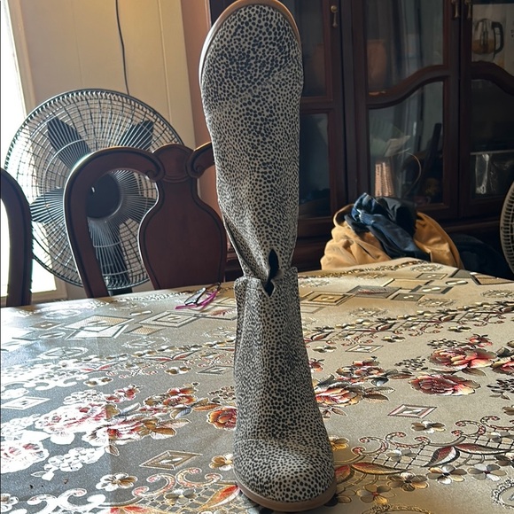 Black and White Ankle Boots with Sleek Silhouette - Picture 5 of 6